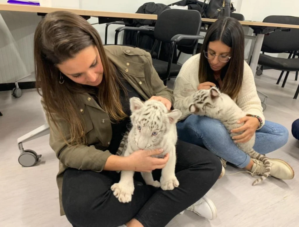 alumnos-curso-oficial-cuidador-animales-salvajes-zoologico-acuarios